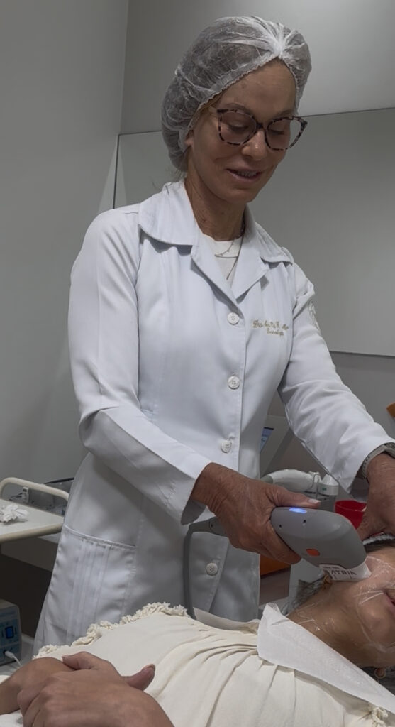Dra Ana Pia, dermatologista fazendo ultrassom microfocado