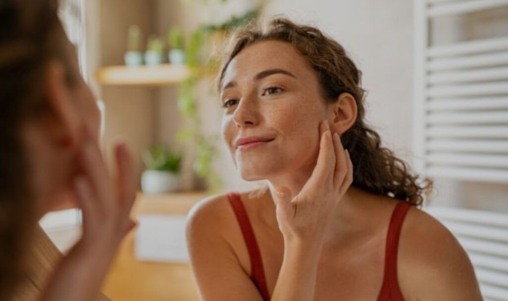 Pessoa passando produto na face prescrito pelo Dermatologista.