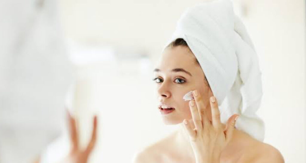 Mulher fazendo skin care. No inverno podemos usar diversos tratamentos