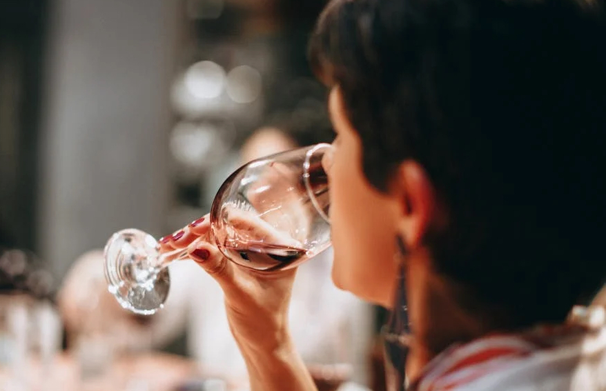 Beber vinho tinto pode desencadear Rosácea.